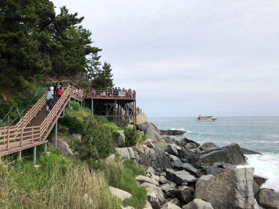 外甕峙海岸的行人步道，遊人在欣賞自然美景與波濤聲。